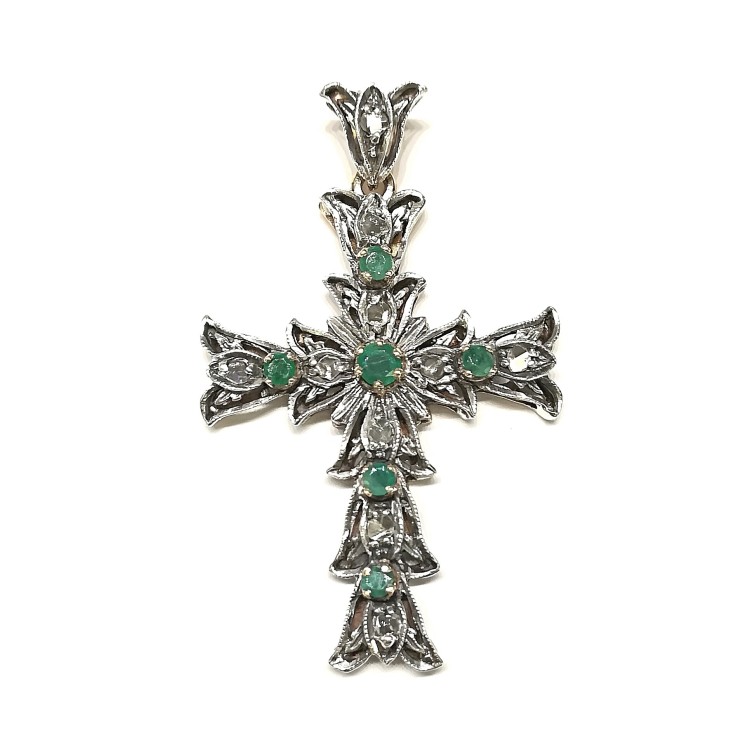 Pendente Croce Stile Antico Smeraldi 0,50 Diamanti ct 0,20 Oro 18 kt e Argento misure 39 x 30 mm 6,75 gr