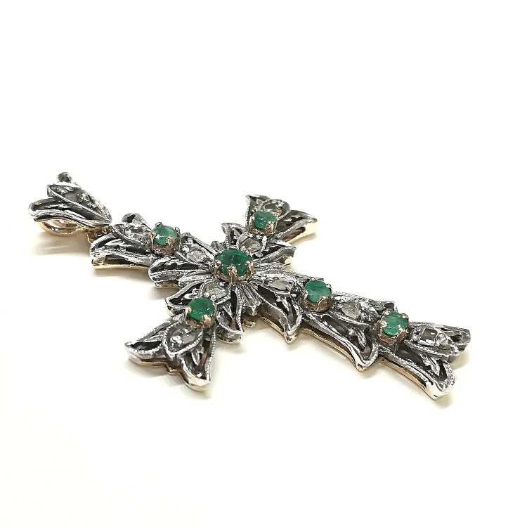 Pendente Croce Stile Antico Smeraldi 0,50 Diamanti ct 0,20 Oro 18 kt e Argento misure 39 x 30 mm 6,75 gr