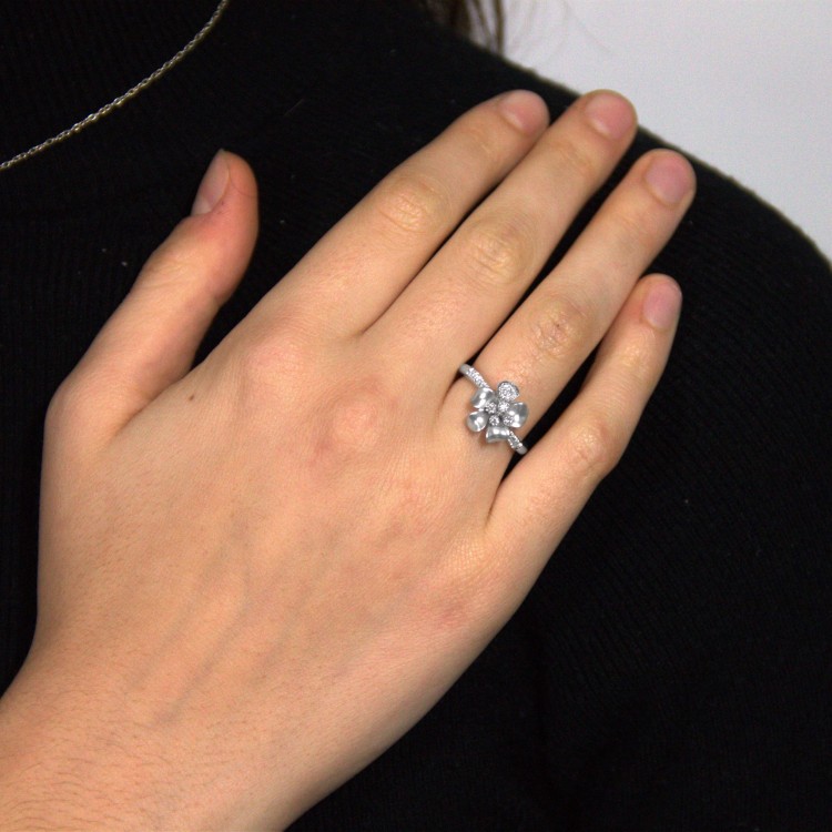 Anello Fiore Diamanti ct 0,19 Oro 18 kt