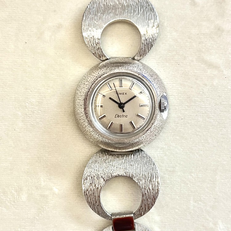 Timex Orologio Braccale Placche Rotonde Satinate a carica elettrica 29,5 x 14,5 mm