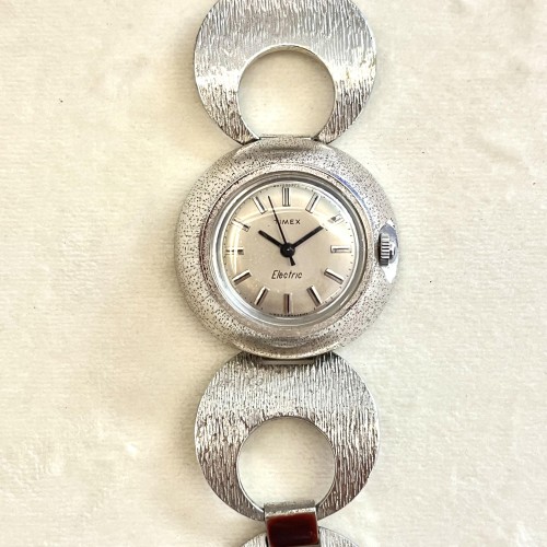 Timex Orologio Braccale Placche Rotonde Satinate a carica elettrica 29,5 x 14,5 mm