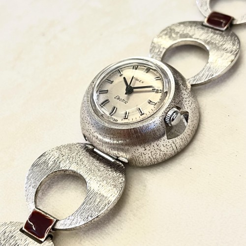 Timex Orologio Braccale Placche Rotonde Satinate a carica elettrica 29,5 x 14,5 mm