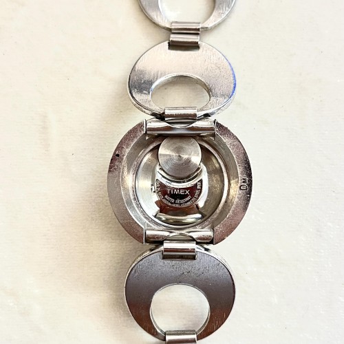Timex Orologio Braccale Placche Rotonde Satinate a carica elettrica 29,5 x 14,5 mm