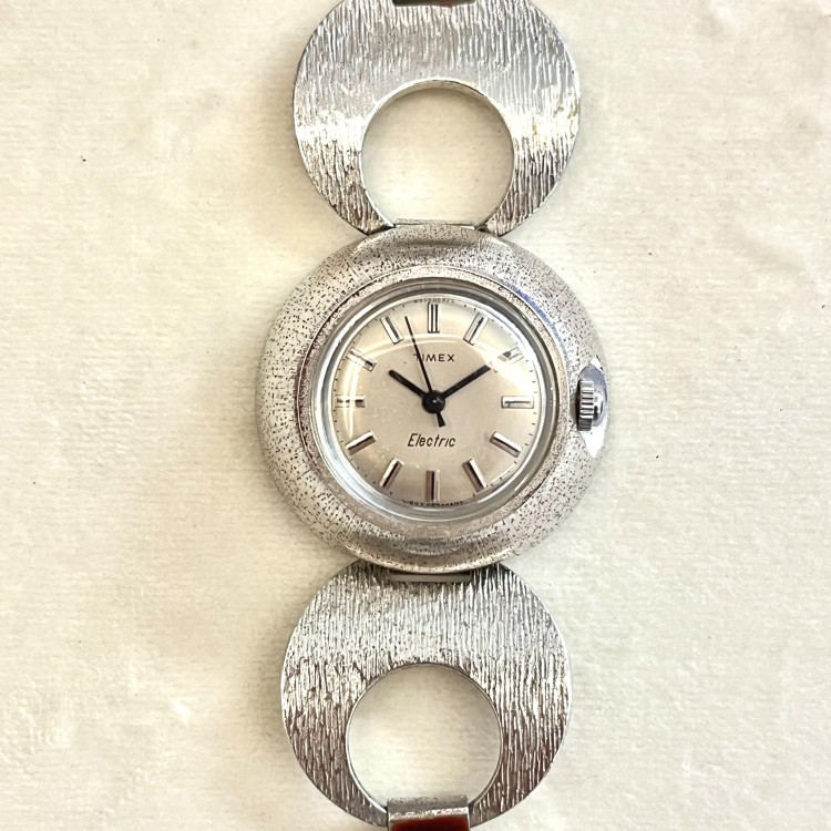 Timex Orologio Braccale Placche Rotonde Satinate a carica elettrica 29,5 x 14,5 mm