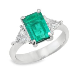 Anello Smeraldo Rettangolare ct 1,92 Diamanti taglio Triangolare E VS ct 0,64 Oro Bianco 750 18 kt 4,77 gr