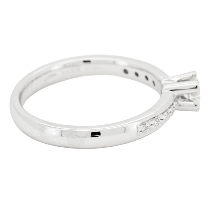 Anello Solitario Diamante ct 0,25 F VVs e Diamti sul gambo ct 0,05 F VS in Oro Bianco 18 kt 4,55 gr