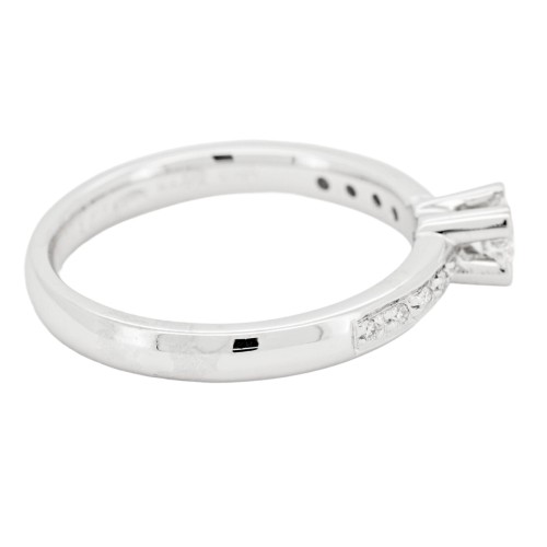 Anello Solitario Diamante ct 0,25 F VVs e Diamti sul gambo ct 0,05 F VS in Oro Bianco 18 kt 4,55 gr