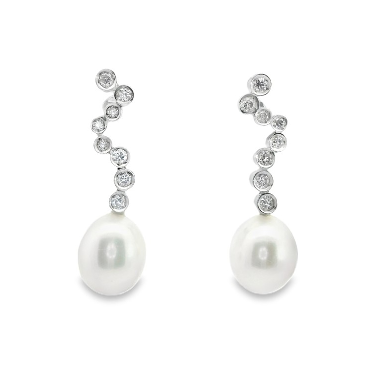 Orecchini Pendenti Perla Acqua Dolce 8 mm Diamanti ct 0,25 Oro 18 kt