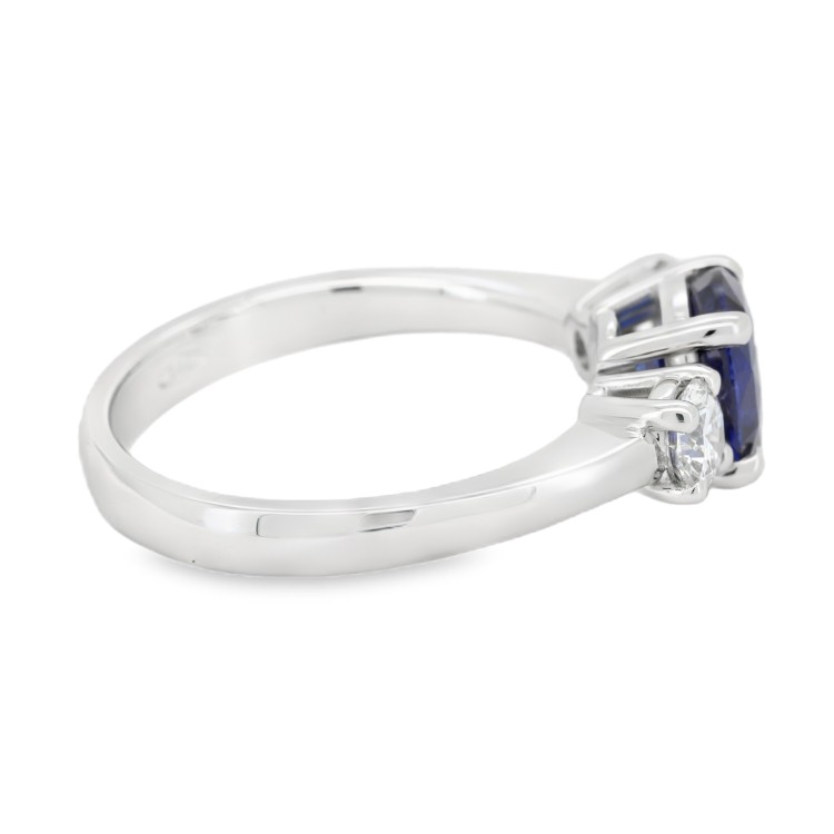 Anello Zaffiro BLU ct 1,75 e Diamanti ct 0,47 F VS2 e Oro Bianco 18 kt  4,67 gr