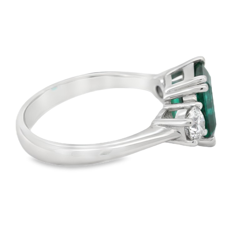 Anello Smeraldo ct 1,96 IGI Diamanti ct 0,32+0,32 DVS2 GIA Oro 18 kt 4,38 gr