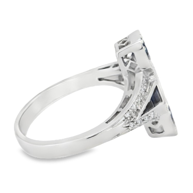 Anello Stile ART DEC0 Zaffiro Blu ct 1,20 Diamanti ct 0,22 + 0,10 F VVS Oro 18 kt 5,21 gr