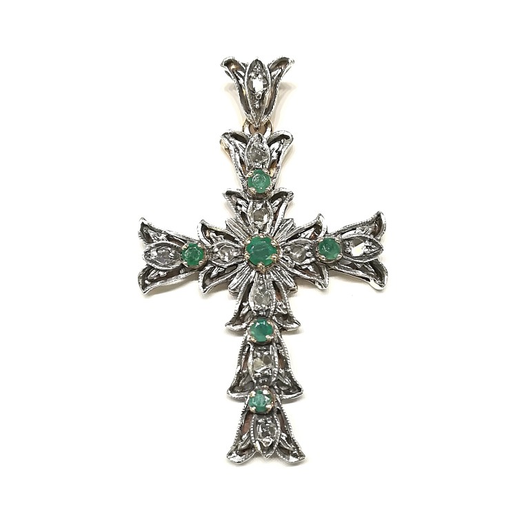 Pendente Croce Stile Antico Smeraldi 0,50 Diamanti ct 0,20 Oro 18 kt e Argento misure 39 x 30 mm 6,75 gr